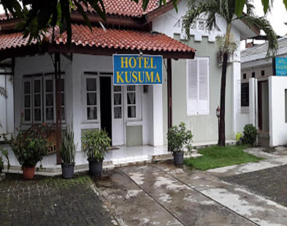 Oyo 90865 Hotel Kusuma Purwakarta Караванг Экстерьер фото