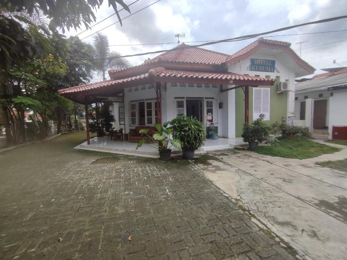 Oyo 90865 Hotel Kusuma Purwakarta Караванг Экстерьер фото