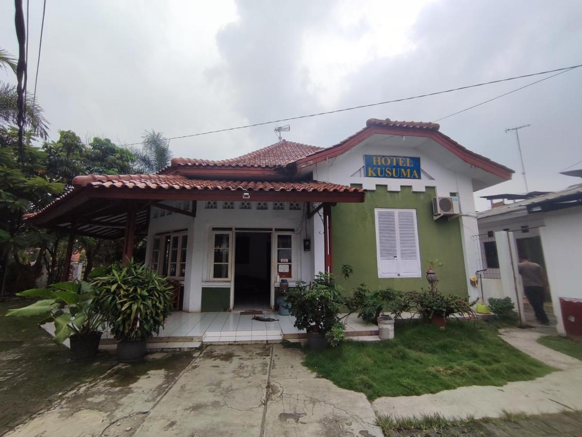 Oyo 90865 Hotel Kusuma Purwakarta Караванг Экстерьер фото